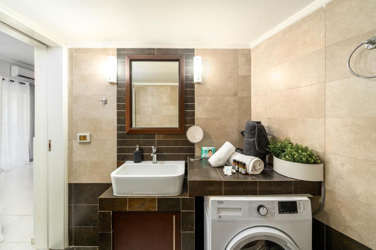 Byron Luxury Apartments Egio Exterior foto