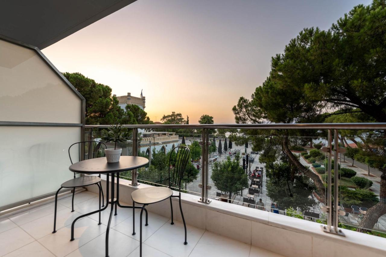 Byron Luxury Apartments Egio Exterior foto