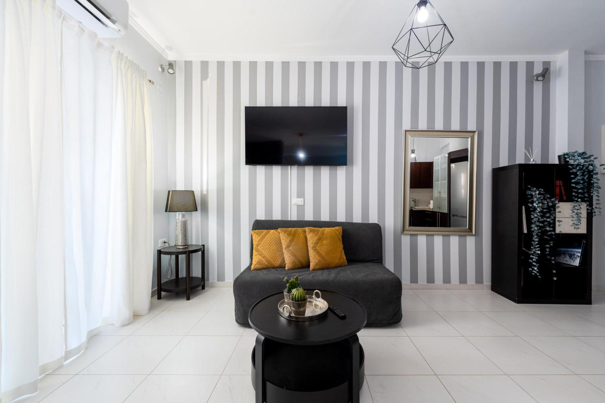 Byron Luxury Apartments Egio Exterior foto