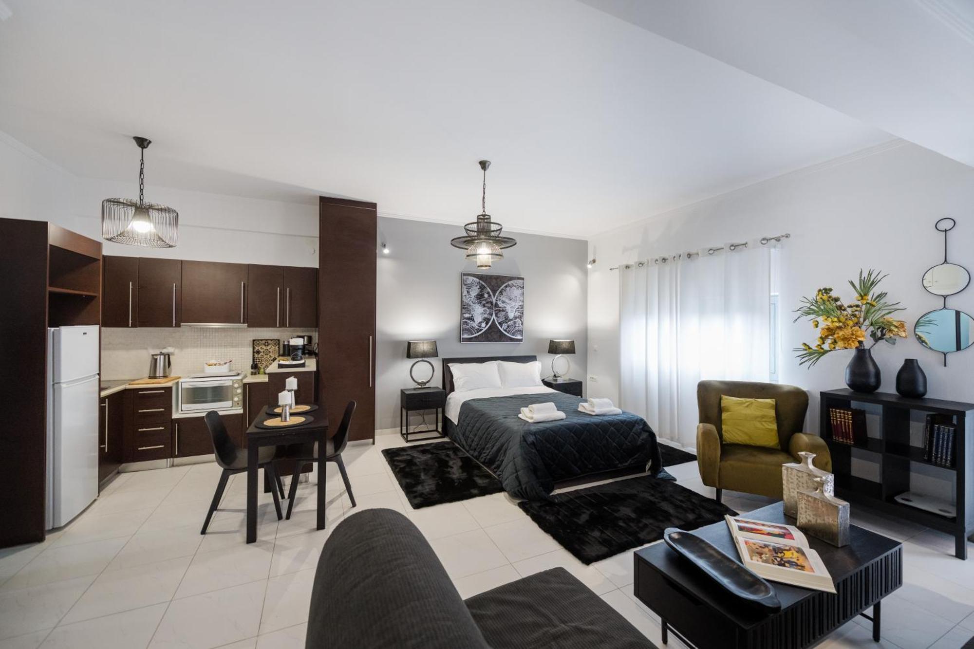 Byron Luxury Apartments Egio Exterior foto